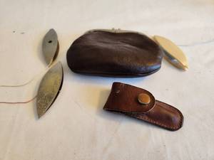 lot 278 image: Vintage Leather Coin Purse & Sewing Tools