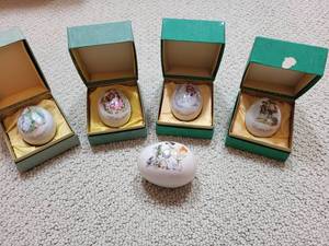 lot 52 image: Ridgewood Easter China Eggs 1976 Set