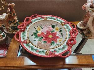 lot 53 image: Fitz & Floyd Christmas Ceramic Decor Set including Pointsettia Ribbons & Bows Father Christmas Centerpiece bowl