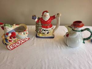 lot 55 image: Ceramic Holiday Pitcher Set