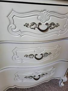 lot 101 image: Vintage Dresser with Mirror Set