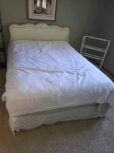 lot 102 image: Classic Queen Bed with Shell Design