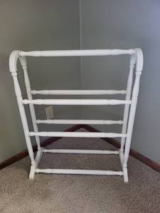 lot 106 image: White Wooden Blanket Rack