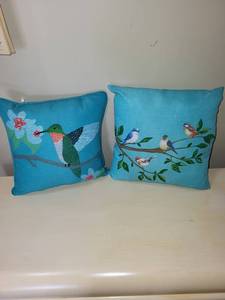 lot 113 image: Bird Design Decorative Pillows