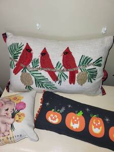 lot 114 image: Set of 3 Seasonal Decorative Pillows