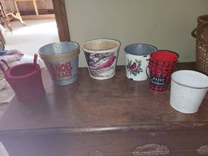 lot 117 image: Holiday Decorative Metal Buckets Set