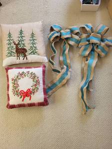 lot 121 image: Holiday Decor Pillows and Bows Set