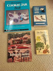 lot 127 image: Collectors Nature & Guidebook Set