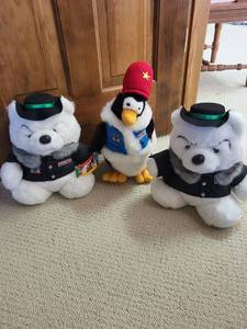 lot 136 image: Gund Bully Bear & Penny Penguin Set