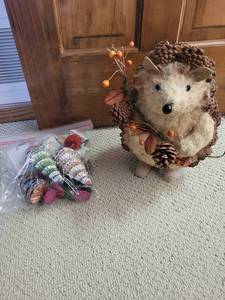 lot 137 image: Decorative Pinecone Hedgehog & Craft Set
