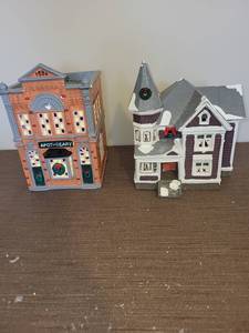 lot 141 image: Department 56&nbspCeramic Holiday Village Buildings Set