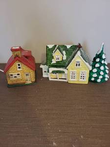 lot 142 image: Department 56&nbspCeramic Christmas Village House Set