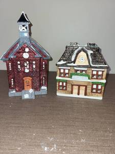 lot 145 image: Department 56&nbspCeramic Christmas Village Buildings Set