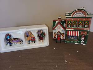 lot 148 image: Department 56&nbspMainstreet Gift Shop Village Set
