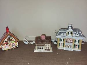 lot 149 image: Department 56&nbspCeramic Christmas Village Houses Set