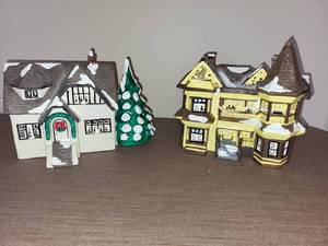 lot 185 image: Dept 56 Christmas Village Ceramic House Set