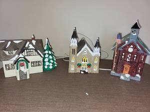 lot 190 image: Dept 56 Ceramic Holiday Village Set