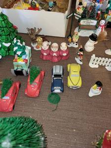 lot 195 image: Dept 56 Snow Village Figurine Set