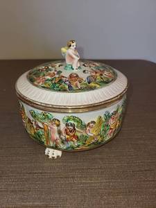 lot 197 image: Vintage Capodimonte Lidded Trinket Box
