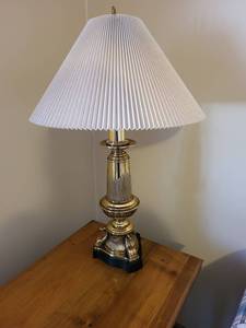 lot 200 image: Vintage Brass Table Lamp