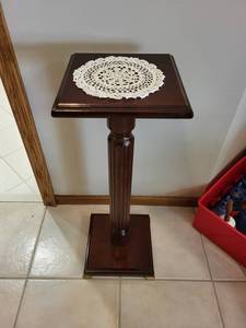 lot 247 image: Vintage Wooden Pedestal Stand