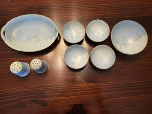 lot 250 image: Porcelain Crane Dinnerware Set