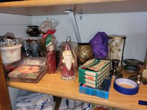 lot 252 image: Festive Home Decor & Candle Lot