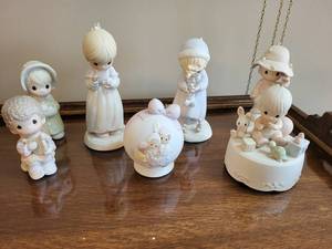 lot 260 image: Precious Moments Figurine Set