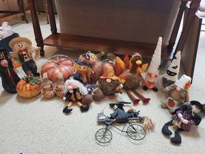 lot 266 image: Autumn Halloween Decorations Lot