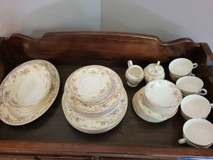 lot 347 image: Vintage Stuebenville Floral Porcelain Dish Set - Service for 8