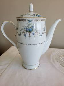 lot 348 image: Vintage Porcelain Noritake Coffee Pot & Vintage Glass Plates