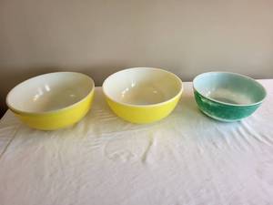 lot 357 image: Vintage Pyrex Mixing Bowl Set