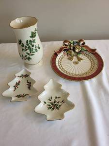 lot 360 image: Sanyei Christmas Ceramic Decor Set