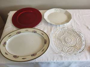 lot 386 image: Vintage Serving Platter Set of 4 Floral & Glass
