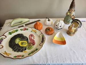 lot 389 image: Thanksgiving Decor & Hamilton Beach Knife