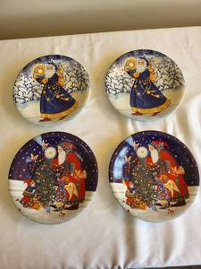 lot 392 image: Certified Intl. Holiday Plates Set