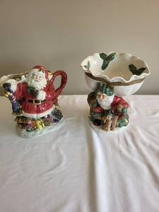 lot 394 image: Ceramic Santa Decor Lot