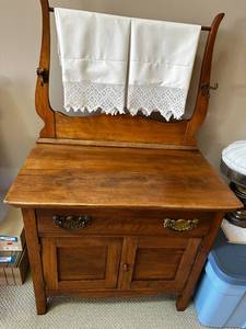 lot 40 image: Vintage Wooden Washstand with Towel Rail