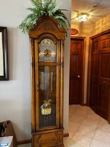 lot 45 image: Vintage Grandfather Clock