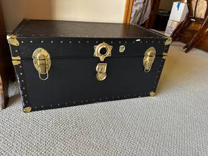 lot 47 image: A&R Vintage Storage Trunk