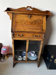 lot 48 image: Vintage Oak Secretary Desk - Contents not included
