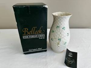 lot 68 image: Belleek Kylemore Vase Fine Parian China