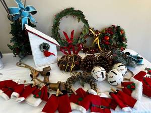 lot 158 image: Rustic Christmas Decoration Lot