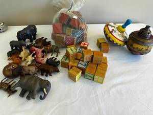 lot 160 image: Vintage Toy Collection Blocks & Figurines