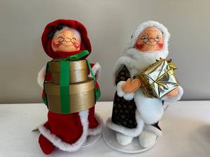 lot 162 image: Annalee Christmas Eve Santa Dolls