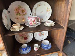 lot 273 image: Vintage Floral Tea Sets & Plates