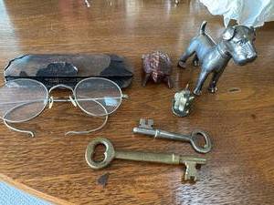 lot 279 image: Antique Keys, Glasses & Figurines Lot