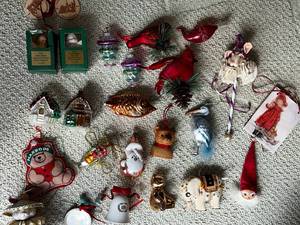lot 319 image: Vintage Christmas Ornaments Collection