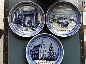 lot 336 image: Vintage Christmas Plate Set 1969-1971