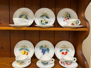 lot 372 image: Vintage Westmoreland Milk Glass with Beaded Edge Fruit Pattern Tea Set